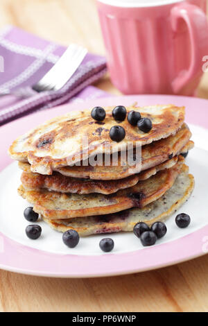 Stapel von Blaubeerpfannkuchen auf der Platte closeup Stockfoto