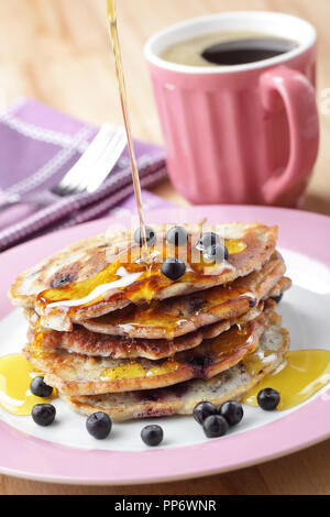 Stapel von Blueberry Pancakes mit Honig und schwarzen Kaffee Stockfoto