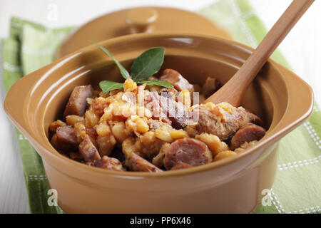 Cassoulet mit Gans Fleisch, Wurst aus Schweinefleisch, und Bohnen in den Topf Stockfoto