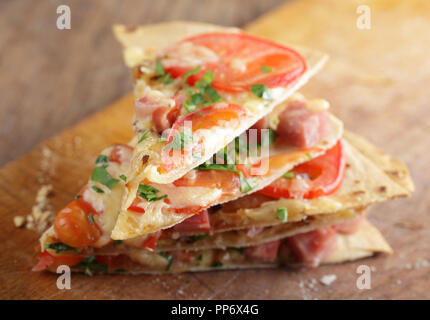 Stapel von Tortilla pizza Slices auf der hölzernen Schneidebrett Stockfoto