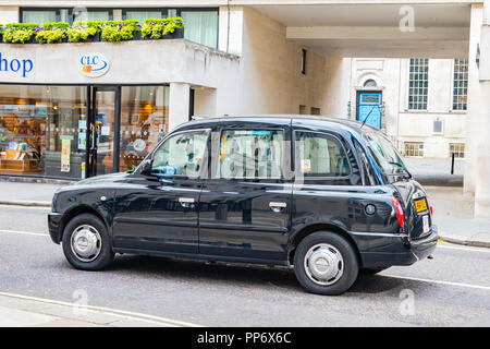 Schwarz London Taxi fährt alleine auf einer Straße in der Stadt. Stockfoto