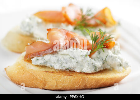 Bruschetta mit Frischkäse und Räucherlachs Stockfoto