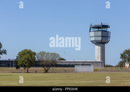 Militärflughafen, Royal Australian Air Force Base Amberley neue Control Tower, ein C 17 Globemaster Weg auf der linken Seite des Turms. Stockfoto