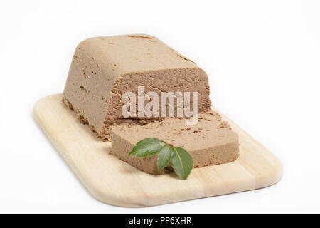 Hausgemachte Huhn Leber Pastete auf dem Schneidbrett auf weißem Hintergrund Stockfoto