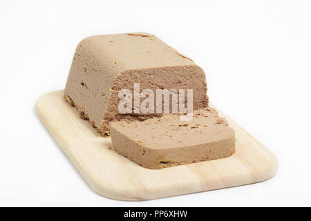 Hausgemachte Huhn Leber Pastete auf dem Schneidbrett auf weißem Hintergrund Stockfoto