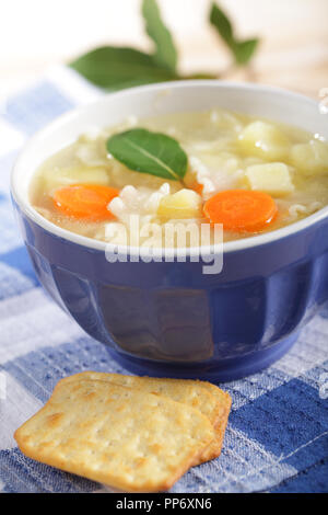 Huhn Nudelsuppe mit Crackern Stockfoto