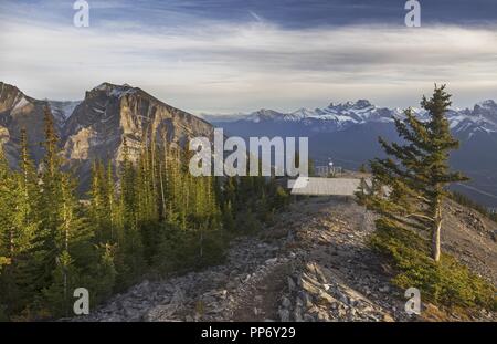 Malerische Herbstlandschaft Blick auf die Ausläufer der kanadischen Rocky Mountains vom Wanderweg auf dem Mount Lady MacDonald oberhalb der Stadt Canmore, Alberta Stockfoto