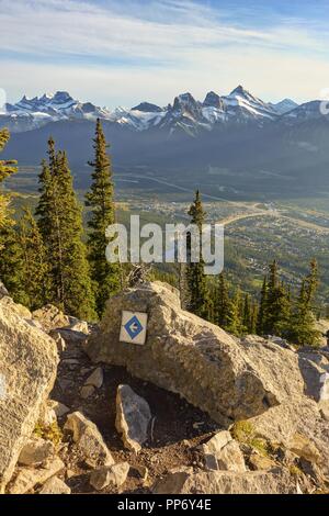 Wanderweg Wegweiser Richtung Schneebedeckte Rocky Mountain Peaks Malerische Landschaft Bow Valley Canmore Alberta Foothills Banff National Park Kanada Stockfoto