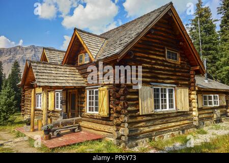 Außenansicht Des Skoki Ski Lodge Blockhütten-Fassadengebäudes. National Historic Site of Canada Side View Banff National Park Rocky Mountains Wilderness Stockfoto