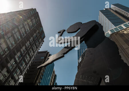 Das Hämmern Man von Jonathan Borofsky. Riesige Werk vor der Seattle Art Museum Eingang, Downtown, Washington State, USA. Stockfoto