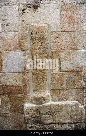 Israel. Jerusalem. Via Dolorosa. Alte Stadt. Inschrift, dass der Ort der Begegnung zwischen Jesus und Veronica, die Frau, die mit einem Taschentuch das Antlitz Jesu abgewischt. Stockfoto