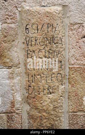 Israel. Jerusalem. Via Dolorosa. Alte Stadt. Inschrift, dass der Ort der Begegnung zwischen Jesus und Veronica, die Frau, die mit einem Taschentuch das Antlitz Jesu abgewischt. Stockfoto