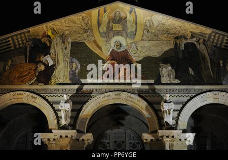 Israel. Jerusalem. Kirche aller Nationen oder die Basilika der Agonie. Römisch-katholische Kirche am Ölberg befindet. Architekt, Antonio Barluzzi. Fassade. Mosaik von Giulio Bargellini (1875-1936) im neobyzantinischen Stil, 1922-1924. Detail. Jesus Christus als Mittler zwischen Gott und den Menschen. Stockfoto