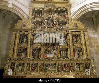 ARTE GOTICO - RENACIMIENTO. ESPAÑA. SIGLO XVI. IGLESIA PARROQUIAL DE SAN PEDRO APOSTOL. Tiene su Origen de los siglos XIII-XIV, aunque su estructura tatsächliche es DE LOS SIGLOS XVI-XVII. Sie TABLO DE LA CAPILLA DE LA ASUNCIÓN" (1507). Rematado por un decorado baldaquino y con verfügbares Teil verfügbare Teile en Madera policromada. VILLAESCUSA DE HARO. Estado de Cuenca. Kastilien-la Mancha. Stockfoto