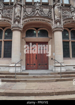 Cardiff, Großbritannien - 16 September, 2018: Blick auf den Haupteingang der Universität Abteilung Forschung in Cardiff Stockfoto