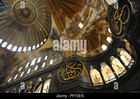Turkei. Istanbul. Hagia Sophia. Innenraum. Kuppel mit Hexapterygon (sechs geflügelte Engel). Stockfoto