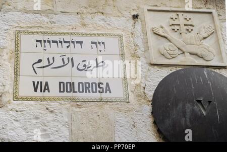 Israel. Jerusalem. Via Dolorosa. Straße der alten Stadt, die traditionell mit Jesus ging das Kreuz, den Weg zu seiner Kreuzigung. Straßenschild. Stockfoto