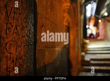 Israel. Jerusalem. Via Dolorosa. Alte Stadt. Inschrift, dass der Ort der Begegnung zwischen Jesus und Veronica, die Frau, die mit einem Taschentuch das Antlitz Jesu abgewischt. Stockfoto