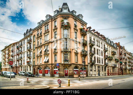 Schöne Wohnung Gebäude entlang der Rue de Spesbourg Straßenbahnlinie in Straßburg, Frankreich Stockfoto