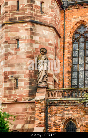 Äußeren architektonischen Details des berühmten cathedrale Notre Dame De Straßburg in Frankreich einschließlich der Glasmalerei und der Kathedrale Bildhauerkunst Stockfoto