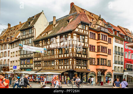 Leute an der richtigen Stelle Gutenberg im alten Teil der Stadt Straßburg, Frankreich, mit dem Quadrat von historischen und schönen Gebäuden umgeben. Stockfoto