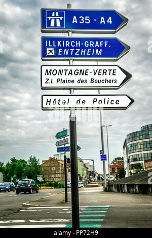 Verkehr gerichtete straße der Beschilderung zur A35 und A4 mit anderen Reiseziele in der Nähe in Straßburg, Frankreich, EU Stockfoto