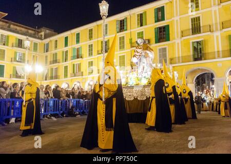 Cofrades en la Plaza Major, procesion de jueves santo, Palma, Mallorca, Islas Baleares, España. Stockfoto