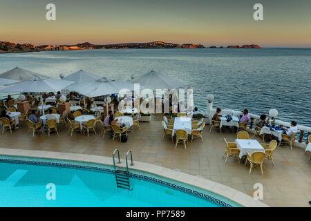 Terraza al Aire Libre bar Restaurante La Gran Tortuga, Aldea de Cala Fornells, Calvia, Mallorca, Islas Baleares, Spanien. Stockfoto