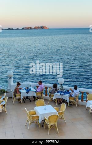 Terraza al Aire Libre bar Restaurante La Gran Tortuga, Aldea de Cala Fornells, Calvia, Mallorca, Islas Baleares, Spanien. Stockfoto