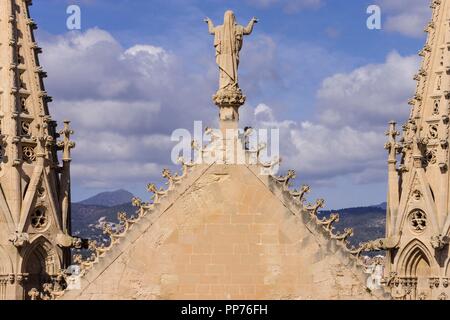 Pinaculos y imagen de la Virgen Maria sobre la fachada Principal, Catedral de Mallorca, siglo XIII, Monumento histórico - artístico, Palma, Mallorca, Balearen, Spanien, Europa. Stockfoto