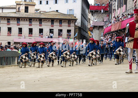 Siena, Siena, Italien. 16 Aug, 2018. Die historische Parade passende während der Pferderennen. Jockey Giuseppe Zedde Gingillo genannt, der Contrada Lupa, gewinnt das historische Pferderennen Palio di Siena 2018. Racers konkurrieren auf dem Pferd zweimal im Jahr bei diesem Rennen. Credit: Cosimo Martemucci/SOPA Images/ZUMA Draht/Alamy leben Nachrichten Stockfoto