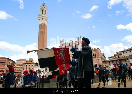 Siena, Siena, Italien. 16 Aug, 2018. Die historische Parade passende während der Pferderennen. Jockey Giuseppe Zedde Gingillo genannt, der Contrada Lupa, gewinnt das historische Pferderennen Palio di Siena 2018. Racers konkurrieren auf dem Pferd zweimal im Jahr bei diesem Rennen. Credit: Cosimo Martemucci/SOPA Images/ZUMA Draht/Alamy leben Nachrichten Stockfoto