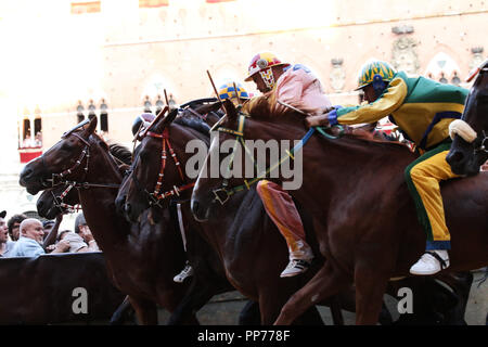 Siena, Siena, Italien. 16 Aug, 2018. Jockeys gesehen konkurrierenden während der historischen italienischen Pferderennen. Jockey Giuseppe Zedde Gingillo genannt, der Contrada Lupa, gewinnt das historische Pferderennen Palio di Siena 2018. Racers konkurrieren auf dem Pferd zweimal im Jahr bei diesem Rennen. Credit: Cosimo Martemucci/SOPA Images/ZUMA Draht/Alamy leben Nachrichten Stockfoto