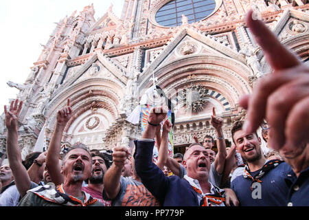 Siena, Siena, Italien. 16 Aug, 2018. Unterstützer der Contrada Lupa gesehen feiern den Sieg während der Pferderennen. Jockey Giuseppe Zedde Gingillo genannt, der Contrada Lupa, gewinnt das historische Pferderennen Palio di Siena 2018. Racers konkurrieren auf dem Pferd zweimal im Jahr bei diesem Rennen. Credit: Cosimo Martemucci/SOPA Images/ZUMA Draht/Alamy leben Nachrichten Stockfoto