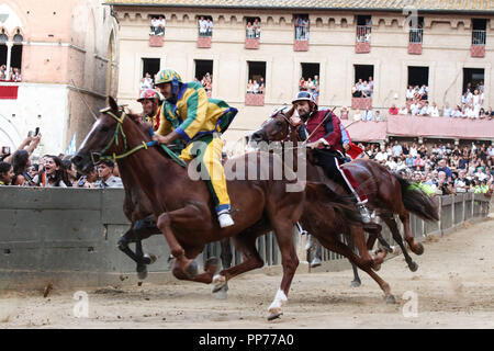 Siena, Siena, Italien. 16 Aug, 2018. Jockeys gesehen konkurrierenden während der historischen italienischen Pferderennen. Jockey Giuseppe Zedde Gingillo genannt, der Contrada Lupa, gewinnt das historische Pferderennen Palio di Siena 2018. Racers konkurrieren auf dem Pferd zweimal im Jahr bei diesem Rennen. Credit: Cosimo Martemucci/SOPA Images/ZUMA Draht/Alamy leben Nachrichten Stockfoto