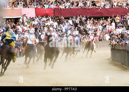 Siena, Siena, Italien. 16 Aug, 2018. Jockeys gesehen konkurrierenden während der historischen italienischen Pferderennen. Jockey Giuseppe Zedde Gingillo genannt, der Contrada Lupa, gewinnt das historische Pferderennen Palio di Siena 2018. Racers konkurrieren auf dem Pferd zweimal im Jahr bei diesem Rennen. Credit: Cosimo Martemucci/SOPA Images/ZUMA Draht/Alamy leben Nachrichten Stockfoto