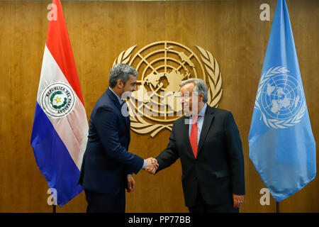 New York, USA. 23. Sep 2018. Der Generalsekretär der Vereinten Nationen, Antonio Guterres (L) grüsst Mario Abdo Benitez, Präsident der Republik Paraguay bei den Vereinten Nationen in New York am 23. September 2018. (Foto: VANESSA CARVALHO/BRASILIEN FOTO PRESSE) Credit: Brasilien Foto Presse/Alamy leben Nachrichten Stockfoto