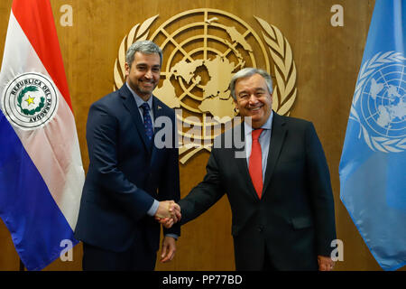 New York, USA. 23. Sep 2018. Der Generalsekretär der Vereinten Nationen, Antonio Guterres (L) grüsst Mario Abdo Benitez, Präsident der Republik Paraguay bei den Vereinten Nationen in New York am 23. September 2018. (Foto: VANESSA CARVALHO/BRASILIEN FOTO PRESSE) Credit: Brasilien Foto Presse/Alamy leben Nachrichten Stockfoto