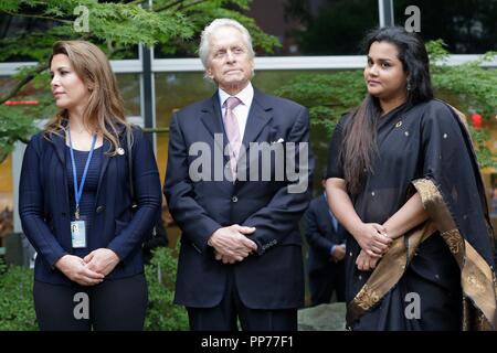 Vereinten Nationen, New York, USA, 21. September 2018 - UN-Bote des Friedens Prinzessin Haya Bint Al Hussein von Jordanien, Bote des Friedens Michael Douglas und Jayathma Wickramanayake während der jährlichen Friedensglocke Feier zum Internationalen Tag des Friedens heute auf das UN-Hauptquartier in New York City zu beobachten. Fotos: Luiz Rampelotto/EuropaNewswire | Verwendung weltweit Stockfoto