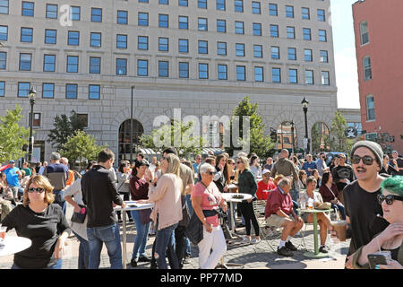 Cleveland, Ohio, USA. 23. September 2018. Clevelanders gehen auf die Straße während der jährlichen Ohio City Street Festival, ein Tag - langer Fall inoffiziell weg treten im Herbst Kalender in Cleveland, Ohio. Menschen im Herbst Sonne genießen beim Trinken von Bier auf dem Marktplatz. Credit: Mark Kanning/Alamy leben Nachrichten Stockfoto