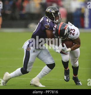 Baltimore, USA. 23. September, 2018. Baltimore Ravens DB Anthony Levine Sr (41) packt Denver Broncos RB Devontae Booker (23) während eines Spiels bei M&T Bank Stadium in Baltimore, MD, am 23. September 2018. Foto/Mike Buscher/Cal Sport Media Credit: Cal Sport Media/Alamy leben Nachrichten Stockfoto