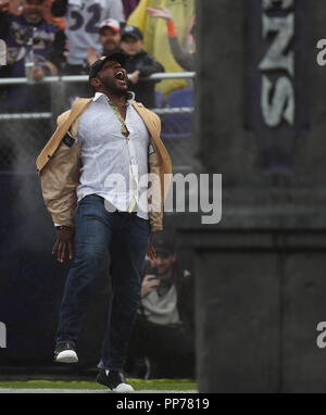 Baltimore, USA. 23. September, 2018. Baltimore Ravens Hall of Fame Mitglied Ray Lewis ist vor einem Spiel gegen die Denver Broncos bei M&T Bank Stadium in Baltimore, MD, am 23. September 2018 eingeführt. Foto/Mike Buscher/Cal Sport Media Credit: Cal Sport Media/Alamy leben Nachrichten Stockfoto