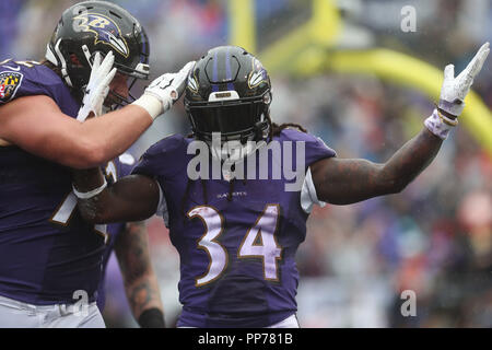 Baltimore, USA. 23. September, 2018. Baltimore Ravens RB Alex Collins (34) feiert ein erstes Viertel Touchdown gegen die Denver Broncos bei M&T Bank Stadium in Baltimore, MD, am 23. September 2018. Foto/Mike Buscher/Cal Sport Media Credit: Cal Sport Media/Alamy leben Nachrichten Stockfoto