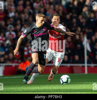 London, Großbritannien. 23 Sep, 2018. Mesut Ozil (R) von Arsenal Mias mit Lucas Digne von Everton während der Englischen Premier League Spiel zwischen Arsenal und Everton im Emirates Stadium in London, Britain on Sept. 23, 2018. Arsenal gewann 2-0. Credit: Marek Dorcik/Xinhua/Alamy leben Nachrichten Stockfoto