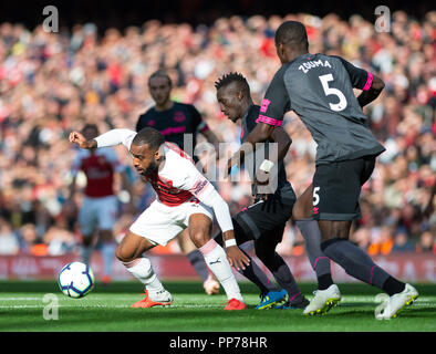 London, Großbritannien. 23 Sep, 2018. Alexandre Lacazette (L) von Arsenal konkurriert in der englischen Premier League Spiel zwischen Arsenal und Everton im Emirates Stadium in London, Britain on Sept. 23, 2018. Arsenal gewann 2-0. Credit: Marek Dorcik/Xinhua/Alamy leben Nachrichten Stockfoto