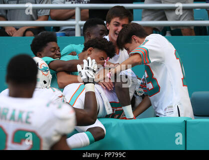 Miami Gardens, Florida, USA. 23 Sep, 2018. Miami Dolphins wide receiver Jakeem Grant (19) springt in den Ständer mit den Delphinen 'Fans seinen Touchdown im vierten Quartal bei einem NFL Football Spiel zwischen den Oakland Raiders und die Miami Dolphins im Hard Rock Stadion in Miami Gardens, Florida zu feiern. Credit: Mario Houben/ZUMA Draht/Alamy leben Nachrichten Stockfoto