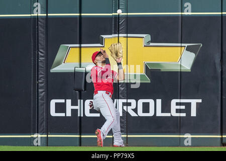 Houston, Texas, USA. 23 Sep, 2018. Los Angeles Engel Mittelfeldspieler Michael Hermosillo (59) Fänge tief fliegen auf die Warnung Anschluss während der Major League Baseball Spiel zwischen den Los Angeles Angels und der Houston Astros im Minute Maid Park in Houston, Texas. Houston Los Angeles 6-2 besiegte. Prentice C. James/CSM/Alamy leben Nachrichten Stockfoto