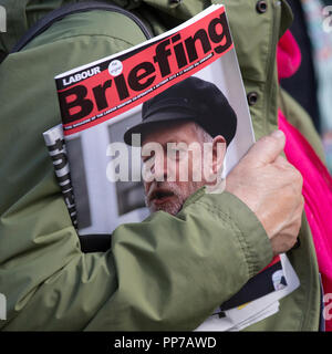 Liverpool, Merseyside, UK. 23. September 2018. Konferenz der Labour Party. Briefing Publikationen für Unterstützer, Delegierte, die Leute an der Echo Arena, da die Stadt ihren jährlichen politischen Veranstaltung. Kredit; MediaWorldImages/AlamyLiveNews. Stockfoto