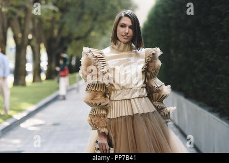 Mailand, Italien - 23 September, 2018: Street Style Outfits vor Giorgio Armani Modenschau in Mailand auf der Modewoche - MFWSS 19 Credit: Alberto Grosescu/Alamy leben Nachrichten Stockfoto