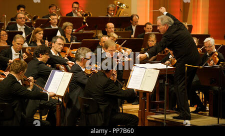 Dirigent Manfred Honeck dirigiert Staatskapelle Dresden und Slowakischen Philharmonischen Chor während der abschließenden Konzert von Dvorak Prague International Music Festival, in Prag, Tschechische Republik, am 21. September 2018. (CTK Photo/Michal Kamaryt) Stockfoto